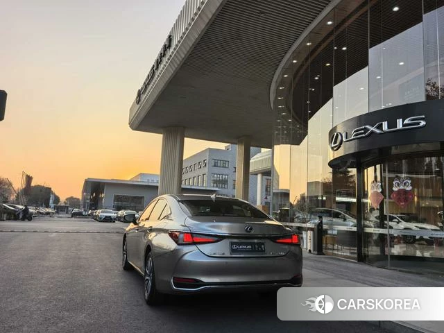 Lexus ES 2024 Серебристо-серый из Китая, фото 2