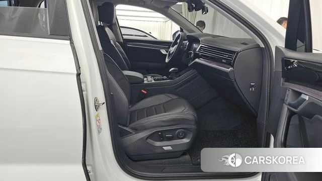 Volkswagen Touareg 3rd generation 2023 Белый из Кореи, фото 2
