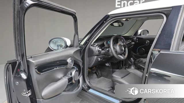 Mini Cooper 2023 Черный из Кореи, фото 2