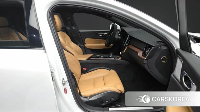 Volvo V60 Cross-Country 2nd Generation 2021 Белый из Кореи, фото 2