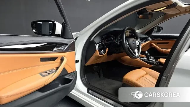 BMW 5 Series (G30) 2021 Белый из Кореи, фото 2