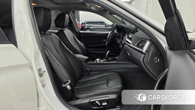 BMW 3 Series (F30) 2018 Белый из Кореи, фото 2