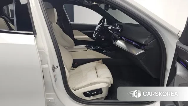 BMW 5 Series (G60) 2024 Белый из Кореи, фото 2