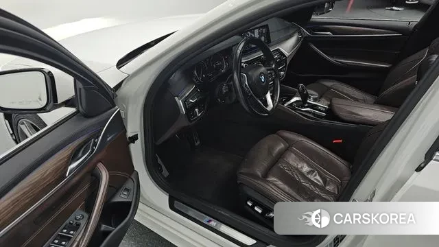 BMW 5 Series (G30) 2018 Белый из Кореи, фото 2