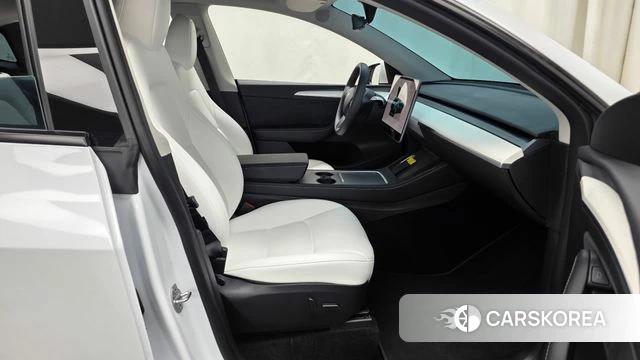 Tesla Model Y 2023 Белый из Кореи, фото 2