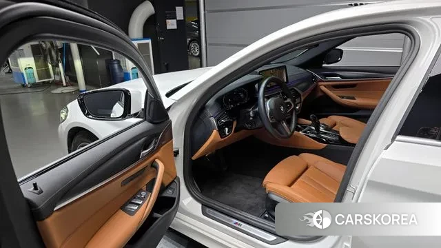 BMW 5 Series (G30) 2023 Белый из Кореи, фото 2