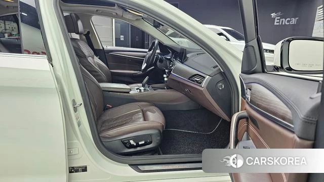 BMW 5 Series (G30) 2018 Белый из Кореи, фото 2