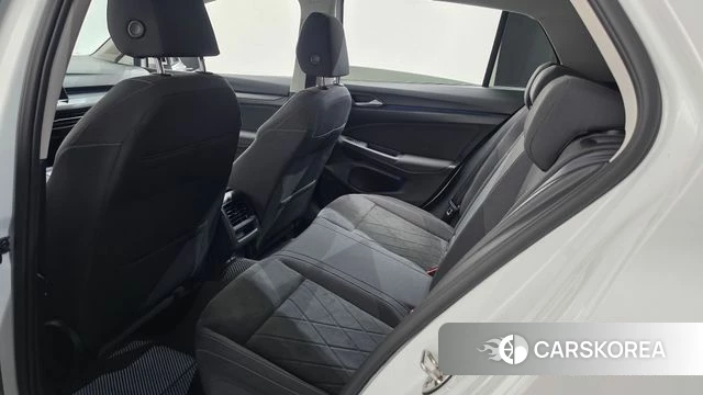 Volkswagen Golf 8th Generation 2022 Белый из Кореи, фото 2