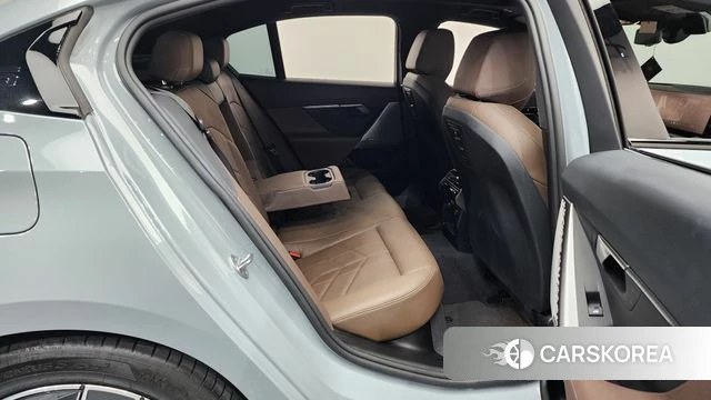 BMW 5 Series (G60) 2023 Серебристо-серый из Кореи, фото 2