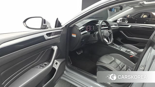 Volkswagen Arteon 2023 Серебристо-серый из Кореи, фото 2