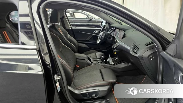 BMW 1 Series (F40) 2021 Черный из Кореи, фото 2