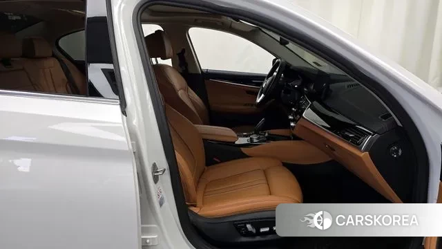 BMW 5 Series (G30) 2021 Белый из Кореи, фото 2