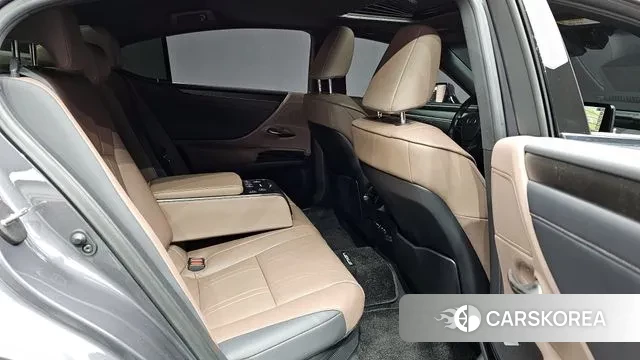 Lexus ES300h 7th generation 2023 Серый из Кореи, фото 2