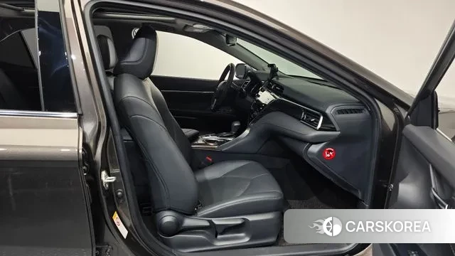 Toyota Camry (XV70) 2018 Коричневый из Кореи, фото 2