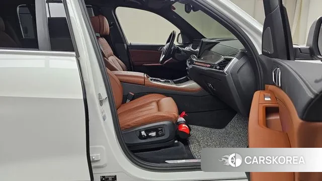 BMW X7 (G07) 2023 Белый из Кореи, фото 2