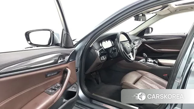 BMW 5 Series (G30) 2018 Серый из Кореи, фото 2