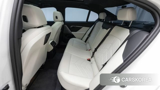 BMW 5 Series (G60) 2024 Белый из Кореи, фото 2