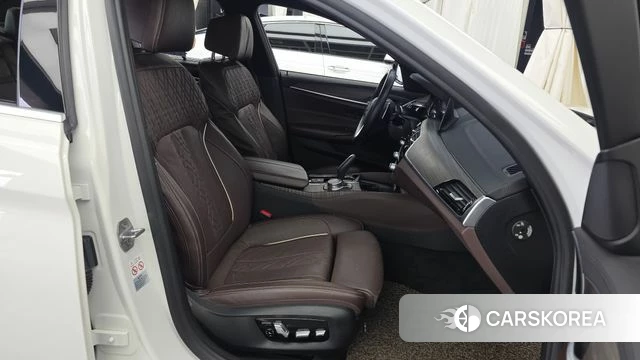 BMW 5 Series (G30) 2018 Белый из Кореи, фото 2