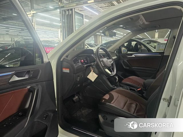 Volkswagen Tiguan Allspace 2023 Белый из Кореи, фото 2