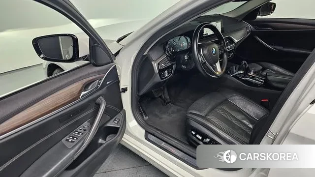 BMW 5 Series (G30) 2018 Белый из Кореи, фото 2