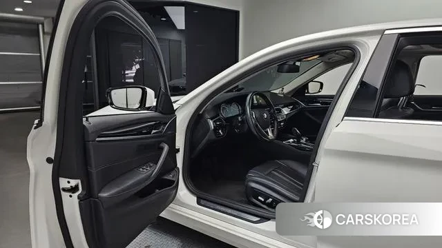 BMW 5 Series (G30) 2018 Белый из Кореи, фото 2