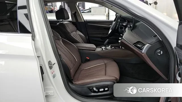 BMW 5 Series (G30) 2023 Белый из Кореи, фото 2