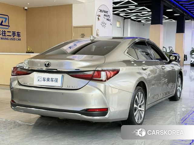 Lexus ES 2021 Серебристо-серый из Китая, фото 2