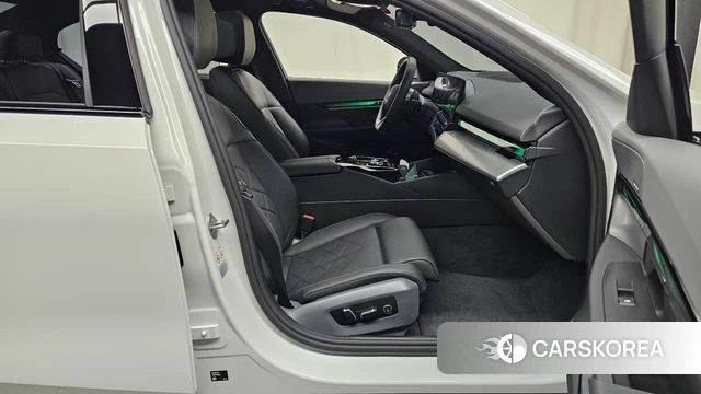 BMW 5 Series (G60) 2024 Белый из Кореи, фото 2