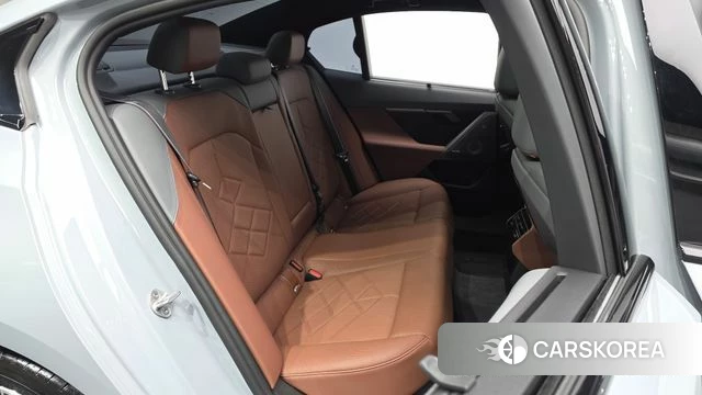 BMW 5 Series (G60) 2025 Светло-серебряный цвет из Кореи, фото 2