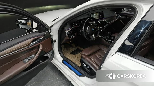 BMW 5 Series (G30) 2021 Белый из Кореи, фото 2