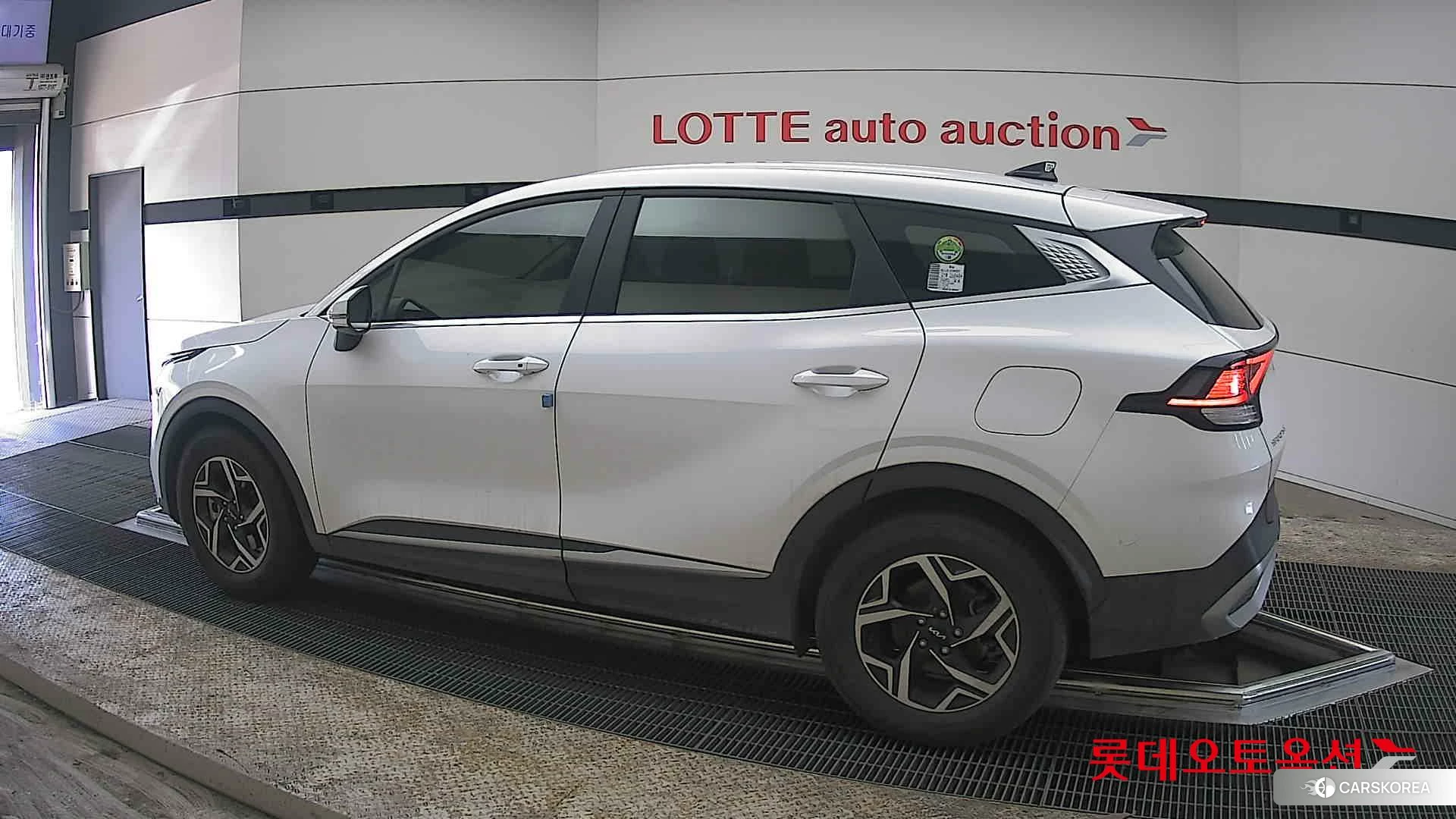 Kia Sportage 2024 Snow White Pearl из Кореи, фото 2