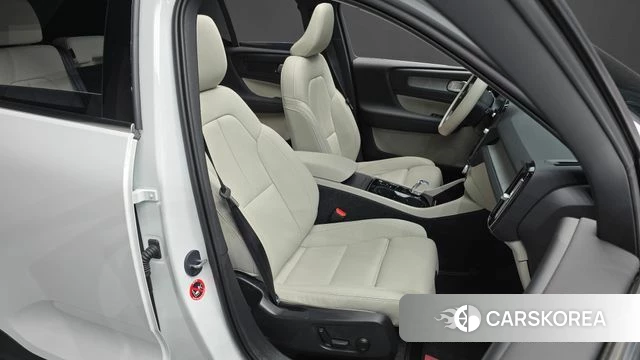 Volvo XC40 2024 Белый из Кореи, фото 2