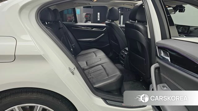 BMW 5 Series (G30) 2018 Белый из Кореи, фото 2