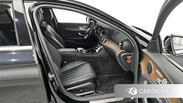 Mercedes-Benz E-Class W213 2019 Черный из Кореи, фото 2