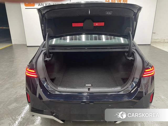 BMW i5 2025 Черный из Китая, фото 2