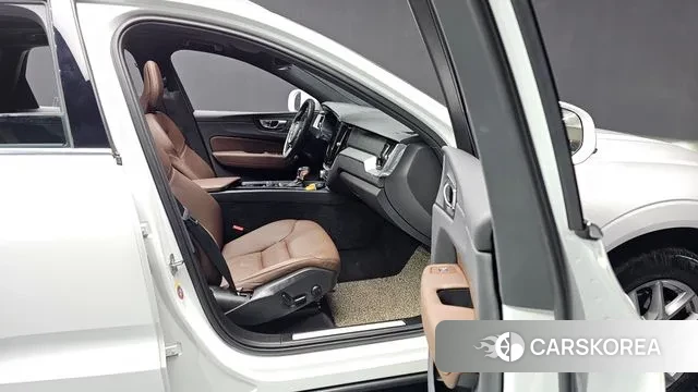 Volvo XC60 second Generation 2021 Белый из Кореи, фото 2