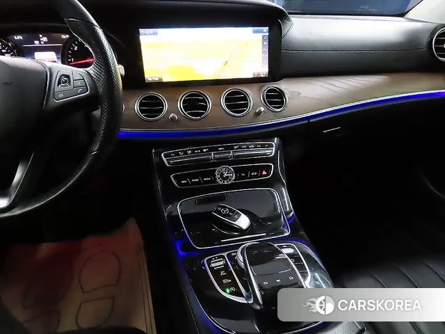 Mercedes-Benz E-Class W213 2018 Черный из Кореи, фото 2