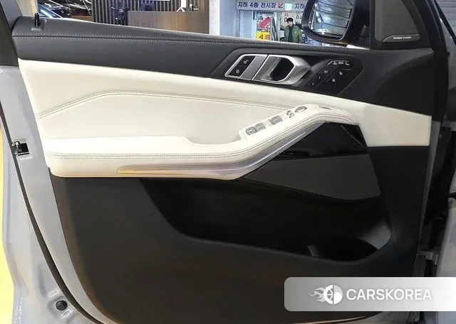 BMW X7 (G07) 2024 Серебристо-серый из Кореи, фото 2