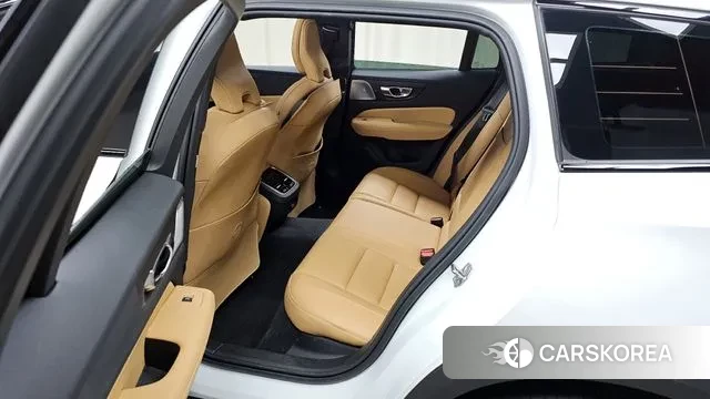 Volvo V60 Cross-Country 2nd Generation 2021 Белый из Кореи, фото 2