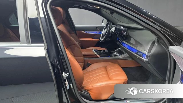 BMW 7 Series (G70) 2023 Черный из Кореи, фото 2