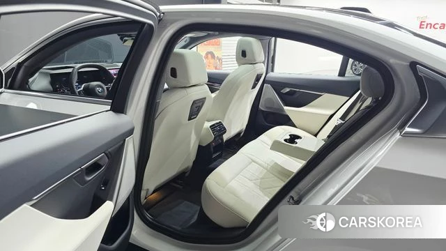 BMW 5 Series (G60) 2025 Белый из Кореи, фото 2