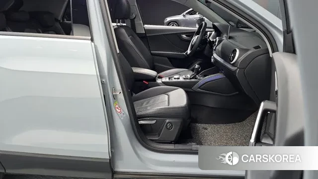 Audi Q2 2023 Светло-серебряный цвет из Кореи, фото 2