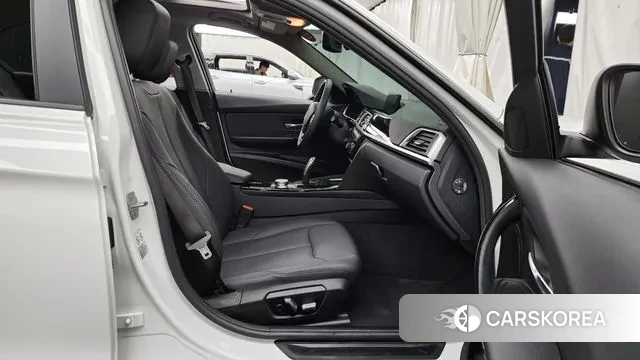 BMW 3 Series (F30) 2018 Белый из Кореи, фото 2