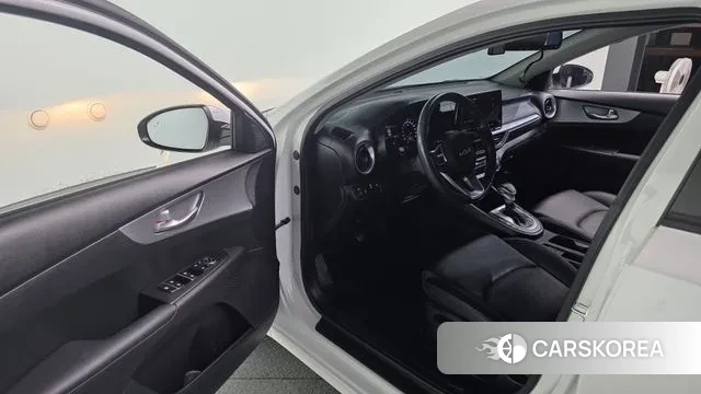 Kia The New K3 2nd generation 2022 Белый из Кореи, фото 2