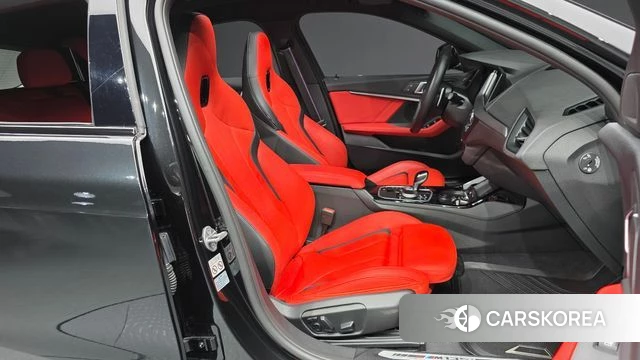 BMW 1 Series (F40) 2024 Черный из Кореи, фото 2