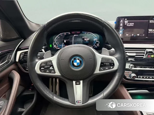 BMW 5 Series (G30) 2023 Белый из Кореи, фото 2