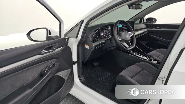 Volkswagen Golf 8th Generation 2025 Белый из Кореи, фото 2