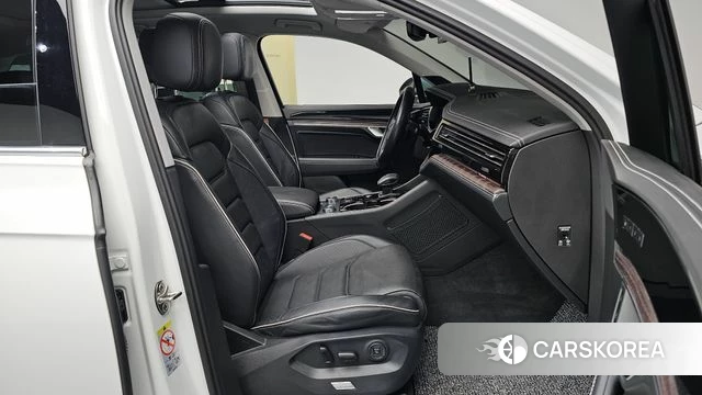 Volkswagen Touareg 3rd generation 2024 Белый из Кореи, фото 2