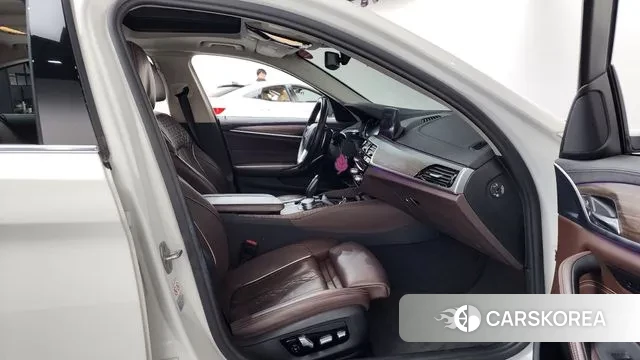 BMW 5 Series (G30) 2018 Белый из Кореи, фото 2