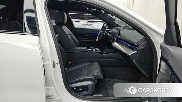 BMW 5 Series (G60) 2025 Белый из Кореи, фото 2
